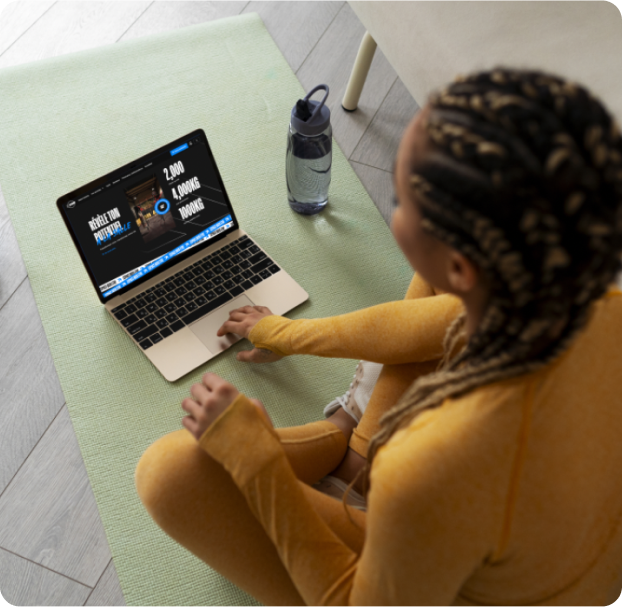 img src="photo-bureau.jpg" alt="bureau de l’agence de communication en Normandie à Rouen"